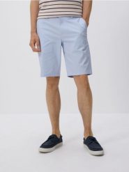 Szorty chino regular fit - jasnoniebieski. Niebieskie szorty męskie Reserved, z bawełny, bez kołnierzyka. Za 119.99 zł.