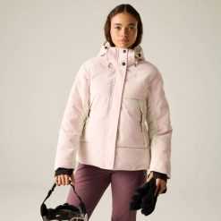 Damska kurtka narciarska Neve. Czarne kurtki narciarskie i snowboardowe damskie Dare 2b, bez wzorów, z materiału, z kapturem, narciarskie. Za 567.00 zł.