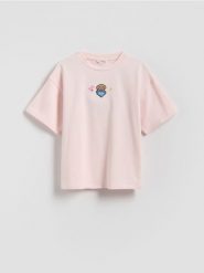 Bawełniany t-shirt z aplikacją Boffie & Poko - pastelowy róż. Czerwone koszulki dziewczęce Reserved, z aplikacjami, z bawełny, bez ramiączek. Za 39.99 zł.