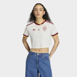 Koszulka wyjazdowa Hiszpania 26 Cropped. Białe bluzki damskie Adidas, bez wzorów, sportowe, bez kołnierzyka, bez ramiączek. Za 439.00 zł.