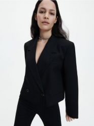 Krótki żakiet - czarny. Czarne marynarki i żakiety damskie Reserved, bez wzorów, z tkaniny. W wyprzedaży za 99.99 zł.