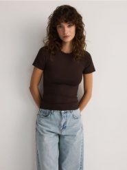Gładki t-shirt - ciemnobrązowy. Brązowe t-shirty damskie Reserved, l, bez wzorów, z dzianiny, bez kołnierzyka. W wyprzedaży za 35.99 zł.