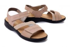 RIEKER 64587-60 beige, sandały damskie. Brązowe sandały damskie Rieker, bez wzorów, z gumy, bez obcasa, na koturnie. Za 289.90 zł.