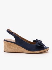 Granatowe sandały na koturnie z kokardą. Niebieskie sandały damskie Ryłko, bez wzorów, ze skóry, bez obcasa, na koturnie. Za 399.99 zł.