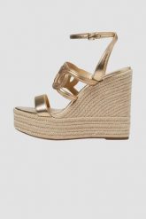MICHAEL KORS Złote sandały Alma Wedge Espadrille. Żółte sandały damskie Michael Kors, bez wzorów, bez obcasa. W wyprzedaży za 699.99 zł.