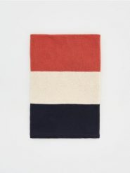 Komin w paski - intenstywna czerwień. Czerwone szaliki dziecięce Reserved, z bawełny, bez ramiączek. W wyprzedaży za 12.99 zł.