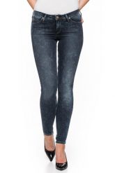 SPODNIE DAMSKIE LEE SKIN TO SKIN NIGHT SHIFT L528WSSE. Spodnie materiałowe damskie Lee, bez wzorów, z denimu. W wyprzedaży za 79.99 zł.