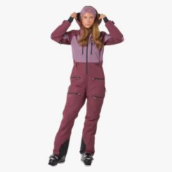 Kombinezon narciarski damski Swedemount Freeride Skisuit II wodoodporny. Czerwone kombinezony damskie SWEDEMOUNT, na zimę, bez wzorów, z tkaniny, sportowe, bez kołnierzyka, bez ramiączek. Za 1,047.00 zł.