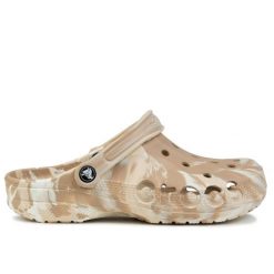 Klapki sportowe unisex Crocs BAYA MARBLED CLOG. Brązowe klapki damskie Crocs, bez wzorów, bez obcasa. Za 179.00 zł.
