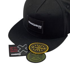 Czapka z daszkiem dla dorosłych THORN FIT Patch Snapback. Czarne czapki męskie Thorn Fit, bez wzorów. W wyprzedaży za 89.90 zł.
