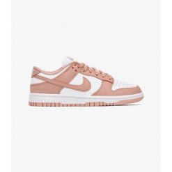 Buty lifestyle damskie Nike Dunk Low DD1503-118. Czerwone buty sportowe na co dzień damskie Nike, bez wzorów, trekkingowe. Za 498.80 zł.