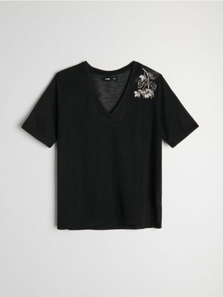 Koszulka z dekoltem V z ozdobną aplikacją na ramieniu z wiskozą - czarny. Czarne t-shirty damskie Sinsay, l, z aplikacjami, z wiskozy, bez kołnierzyka. W wyprzedaży za 8.99 zł.