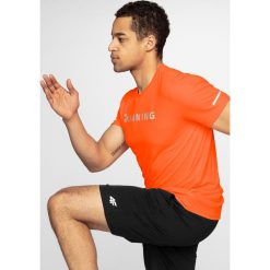 Koszulka do biegania męska TSMF211 - pomarańcz neon. T-shirty sportowe męskie 4f, m, z dzianiny, bez ramiączek, do biegania. W wyprzedaży za 29.99 zł.