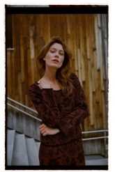 Sweter w roślinny wzór brązowy. Brązowe swetry klasyczne damskie MOODO, l, z poliesteru, bez kołnierzyka. Za 139.99 zł.