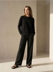 Sweter chunky z koronkowym wykończeniem - czarny. Czarne swetry klasyczne damskie Sinsay, l, z koronki, bez kołnierzyka. Za 39.99 zł.