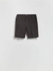Lniane szorty regular fit - ciemnobrązowy. Brązowe szorty męskie Reserved, bez kołnierzyka. W wyprzedaży za 139.99 zł.