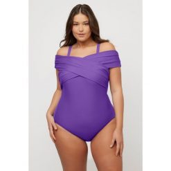 Kostium kąpielowy, dekolt a la Carmen, usztywniane miseczki, odpinane ramiączka. Fioletowe stroje jednoczęściowe damskie Ulla Popken, plus size, bez wzorów, plus size. W wyprzedaży za 237.99 zł.