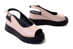 ARTIKER RELAKS 52C0481 różowy, sandały damskie. Czerwone sandały damskie Artiker Relaks, bez wzorów, ze skóry, bez obcasa, na koturnie. Za 264.90 zł.