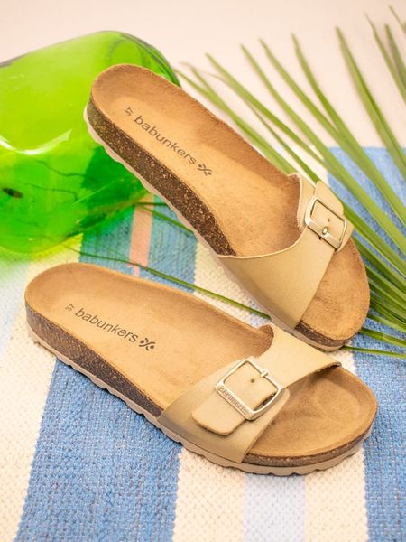 BABUNKERS Family Klapki w kolorze beżowym rozmiar: 39. Brązowe klapki damskie BABUNKERS Family, bez wzorów, bez obcasa. Za 130.99 zł.