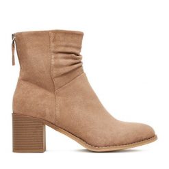 Botki JENNY. Brązowe botki damskie Jenny, bez obcasa, na słupku, bez zapięcia. Za 159.99 zł.