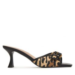 Klapki Guess. Brązowe klapki damskie Guess, z aplikacjami, bez obcasa. Za 471.99 zł.