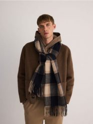 Szalik w kratę - granatowy. Niebieskie szaliki męskie Reserved, bez wzorów. W wyprzedaży za 49.99 zł.