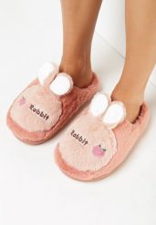 Ciemnoróżowe Pluszowe Kapcie z Królikiem Riui. Czerwone kapcie damskie Born2be, z futra. Za 39.99 zł.