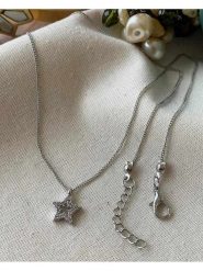 Luseera Pozłacany naszyjnik z zawieszką - dł. 45 cm rozmiar: onesize. Szare naszyjniki damskie Luseera, pozłacane. Za 34.99 zł.