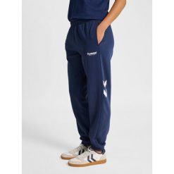 Damskie spodnie dresowe Hummel Legacy 2.0. Niebieskie spodnie dresowe damskie HUMMEL, na lato, bez wzorów, z dresówki. Za 269.50 zł.