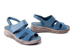 ARTIKER RELAKS 58C2015 niebieski, sandały damskie. Niebieskie sandały damskie Artiker Relaks, bez wzorów, ze skóry, bez obcasa, na koturnie. Za 229.90 zł.