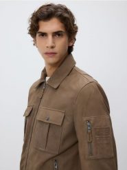 Zamszowa kurtka z kołnierzem - brązowy. Brązowe kurtki męskie Reserved, l, bez wzorów, ze skóry, bez kaptura. Za 599.99 zł.