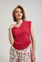 T-shirt z dekoltem w serek truskawkowy. Czerwone t-shirty damskie MOODO, xs, bez wzorów, z bawełny, bez kołnierzyka. W wyprzedaży za 17.99 zł.