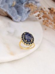 L'Atelier de Gaia Pozłacany pierścionek z szafirem i cyrkoniami rozmiar: onesize. Niebieskie pierścionki damskie L'Atelier de Gaia, z cyrkonią, pozłacane. Za 60.95 zł.