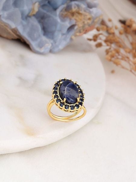 L'Atelier de Gaia Pozłacany pierścionek z szafirem i cyrkoniami rozmiar: onesize. Niebieskie pierścionki damskie L'Atelier de Gaia, z cyrkonią, pozłacane. Za 60.95 zł.