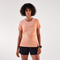 Koszulka do biegania damska Kiprun Run 500 Comfort. Brązowe t-shirty damskie KIPRUN, l, bez wzorów, z materiału, bez kołnierzyka. Za 79.99 zł.