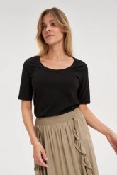 Bawełniany t-shirt czarny. Czarne t-shirty damskie MOODO, l, bez wzorów, z bawełny, bez kołnierzyka. W wyprzedaży za 29.99 zł.