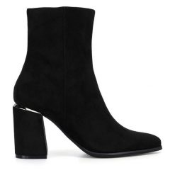 Botki Nine West. Czarne botki damskie Nine West, bez obcasa, na słupku, bez zapięcia. Za 279.99 zł.