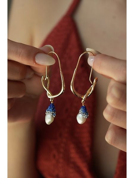 Pierres delicates Pozłacane kolczyki z cyrkoniami rozmiar: onesize. Niebieskie kolczyki damskie Pierres delicates, z cyrkonią, pozłacane, z zapięciem typu bigiel. Za 86.99 zł.