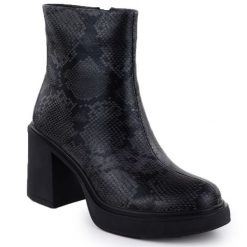 Skórzane botki damskie na słupku wężowe czarne Goe SS2N4152. Czarne botki damskie GOE, z materiału, eleganckie, bez obcasa, na słupku, bez zapięcia. Za 449.99 zł.