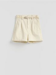 Jeansowe szorty z paskiem - kremowy. Białe szorty damskie Reserved, bez wzorów, z denimu. Za 119.99 zł.