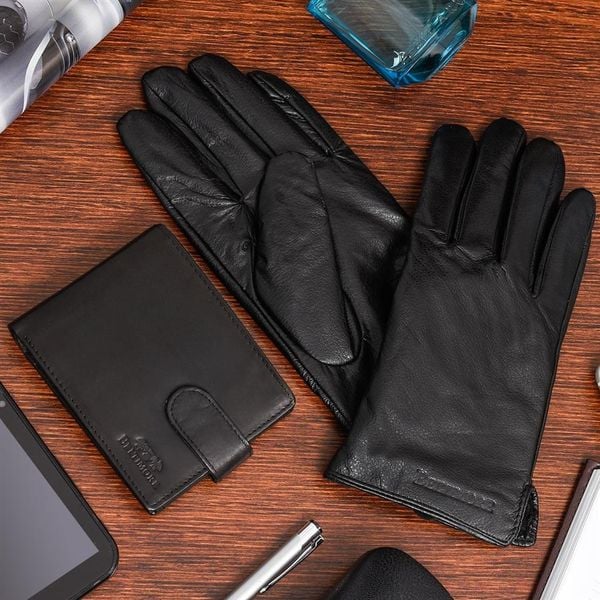 Zestaw męski skórzany portfel poziomy rękawiczki czarne Beltimore T89. Czarne portfele męskie bez wzorów. Za 99.90 zł.