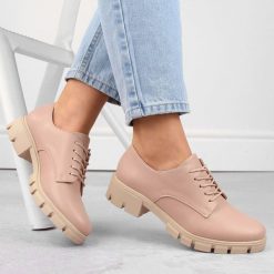 Półbuty damskie oksfordki róż M.Daszyński MR23119-5. Czerwone półbuty damskie M.Daszyński, bez wzorów, ze skóry ekologicznej, bez obcasa, na obcasie. Za 159.99 zł.