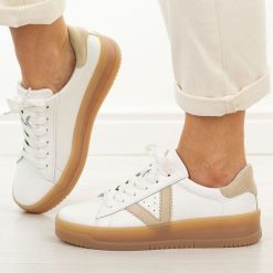 Białe skórzane półbuty damskie Vinceza 79597. Białe półbuty damskie VINCEZA, bez wzorów, z jeansu, casualowe, z okrągłym noskiem, bez obcasa, na płaskiej podeszwie. Za 239.00 zł.