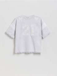 T-shirt z koronkowym zdobieniem - jasnoszary. Szare koszulki dziewczęce Reserved, z aplikacjami, z bawełny, bez ramiączek. Za 45.99 zł.