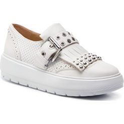 Półbuty GEOX - D Kaula D D92AND 00085 C1000 White. Białe półbuty damskie Geox, z aplikacjami, z materiału, bez obcasa, na koturnie. W wyprzedaży za 339.00 zł.