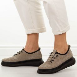 Fango ażurowane skórzane półbuty damskie Jezzi 135. Brązowe półbuty damskie Jezzi, bez wzorów, z jeansu, klasyczne, z okrągłym noskiem, bez obcasa, na platformie. Za 239.00 zł.