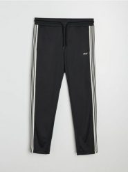 Spodnie dresowe z ozdobnymi taśmami po boku - czarny. Czarne spodnie sportowe męskie Sinsay, z dresówki. Za 59.99 zł.