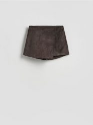 Szorty z zakładką - ciemnobrązowy. Brązowe szorty damskie Reserved, bez wzorów. Za 119.99 zł.