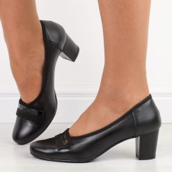 Czarne skórzane Polskie czółenka damskie na słupku Gregors 937. Czarne czółenka damskie GREGORS, bez wzorów, ze skóry, bez obcasa, na obcasie. Za 379.00 zł.