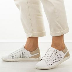 Białe skórzane półbuty damskie barefoot Jezzi Ol38-6. Białe półbuty damskie Jezzi, w ażurowe wzory, z jeansu, klasyczne, bez obcasa, na płaskiej podeszwie. W wyprzedaży za 215.10 zł.